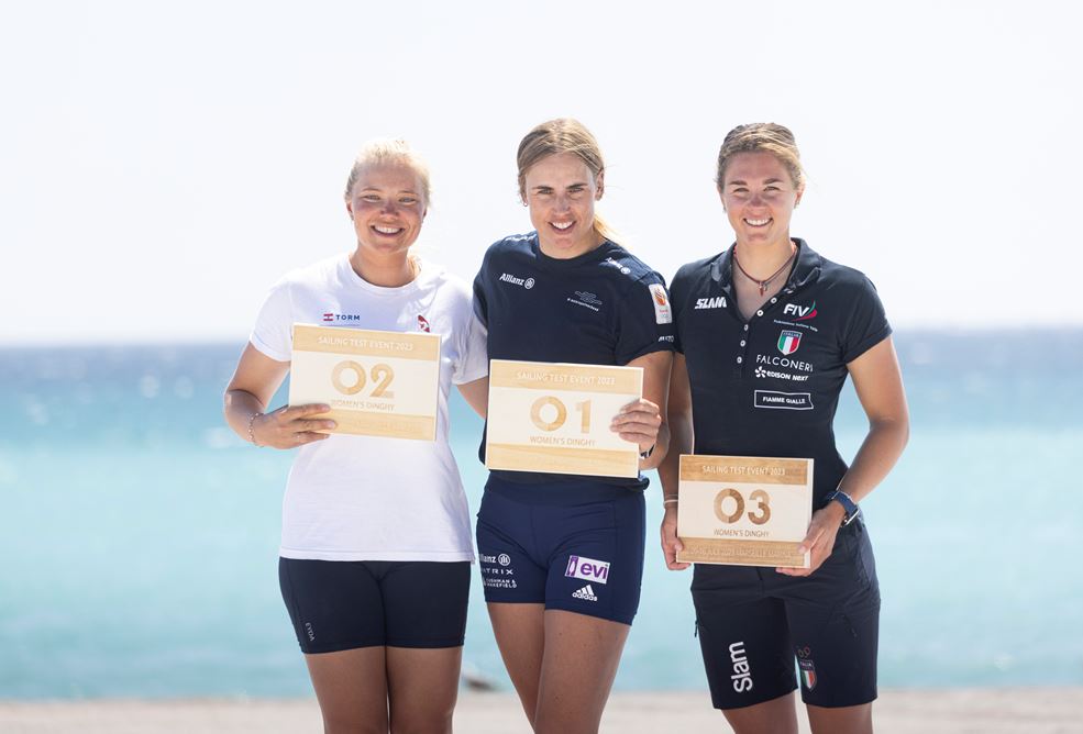 vlnr: Anne-Marie Rindom, Marit Bouwmeester, Chiara Benini Floriani (foto World Sailing)